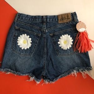 ⬇️$30 Vintage Daisy Patch high waist Denim cutoffs